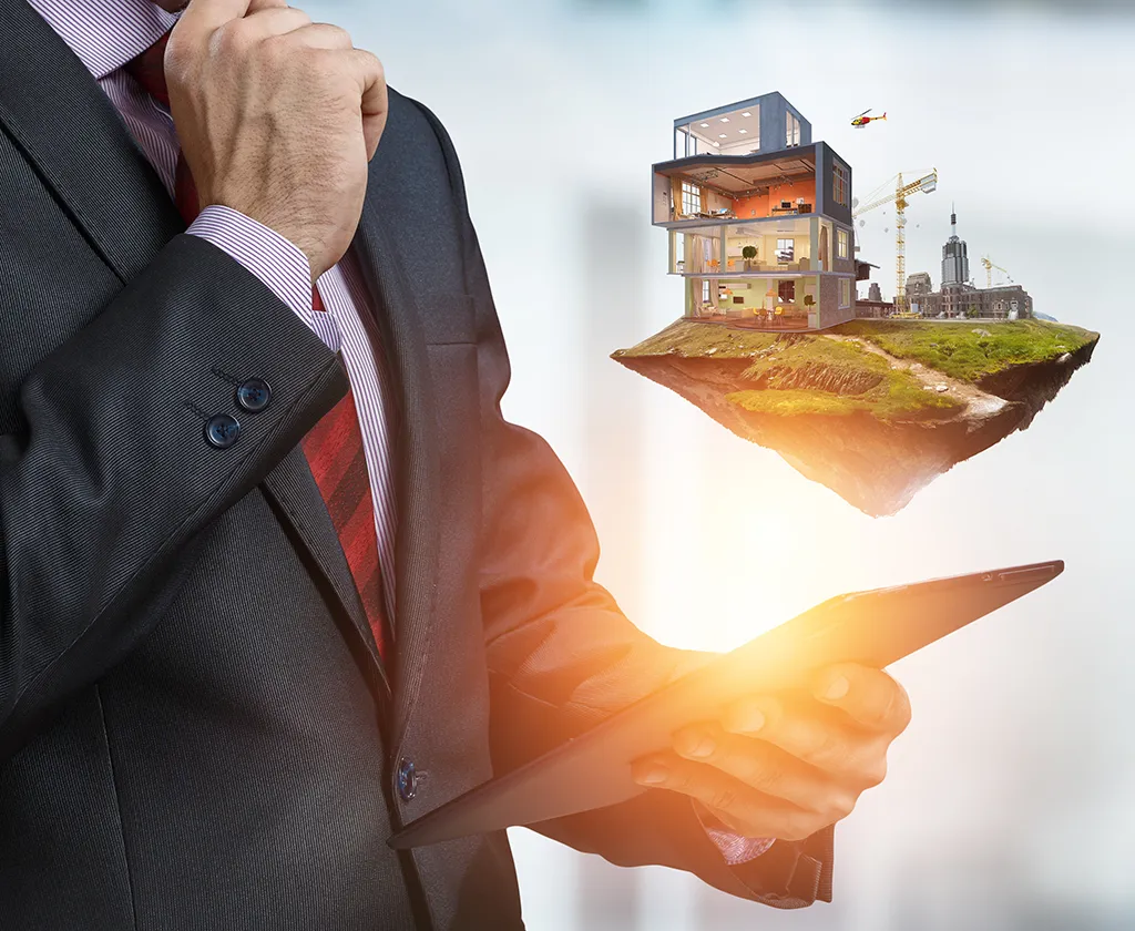 Mann im Anzug prüft Immobilie